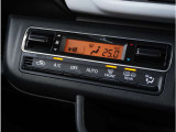 【オートエアコン】一度お好みの温度に設定すれば、車内の温度を検知し風量や温度を自動で調整。暑い&hellip;寒い&hellip;と何度もスイッチ操作をする必要はありません。快適な車内空間には必須の機能ですね。