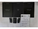 メンテナンスノート、取扱説明書です。メンテナンスノートにはその車の整備記録が事細やかに記録されています。車の履歴が判るとても重要な物です。車検証と一緒に大切に保管してくださいね!