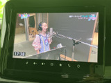 テレビの映像を画面で楽しめる装備です。停車中にニュースや番組を視聴したい時に活用でき、画面上には時刻も表示されています。お出かけ先での待ち時間などにも便利にお使いいただけます。