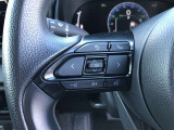 【ステアリングスイッチ】左です。ステアリングから手を離さず、運転に集中したまま手元でマルチインフォメーションディスプレイの操作などができます。