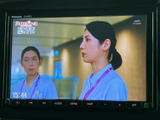 テレビ番組を画面で楽しめる装備です。停車中の待ち時間などに映像を視聴でき、車内で過ごす時間の活用にも便利です。画面表示からテレビを選べるため、必要なときに利用しやすい点も魅力です。