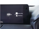 【スマートフォン連携】車内で様々な機能が利用できます。Apple CarPlayでは、iPhoneの機能(通話、音楽再生、マップなど)が利用可能で、Android Autoでは、(通話、音楽、マップなど)が利用可能です。