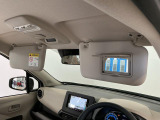 【サンバイザー】車内で身だしなみを整えるためのバニティミラーがセット。お化粧直しや髪型のチェックに活用できます。
