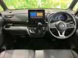 運転席まわりは計器類や画面が視線の届きやすい位置にまとまり、前方の見通しも広々としています。シートには落ち着いた色合いを採用し、乗り込んだ際にすっきりとした印象です。日々の移動も快適に過ごせそうです。