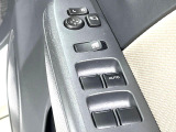 【電動格納ミラー】サイドミラーは電動格納式となっており、狭い駐車場でもキズがつくリスクを抑えられます。