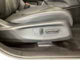 【電動シート】シートの位置や角度を細かく調整できるパワーシートが装備されているので、運転も快適ですね♪