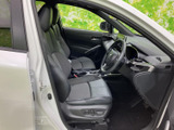 落ち着いた色合いのシートと広がりのある足元で、運転席まわりにゆとりを感じられます。ドアを開けた際の見通しもよく、乗り降りや日々の運転を快適にサポートします。