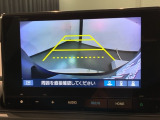 リバースギアに入れるだけで後方の表示へ切り替わります。夜間や雨の日の駐車も楽になりますよ。
