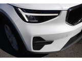 ひときわ印象的なT字型のLEDヘッドライトは、新世代のボルボを象徴するユニークなアイコンとなっています。LEDデイタイム・ランニング・ライトやポジションライト、ウインカーの役割も果たします。