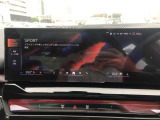【ⅰドライブナビゲーション】文字情報も鮮明に表示する高解像度カラーディスプレイを採用。視認性に優れた地図デザインと特徴的な建造物を目印にした描写表示で現在位置を把握できます。地図データの更新も可能です