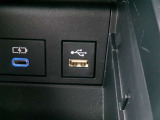 USB入力端子で電子機器などの充電や接続もスムーズに行えます。