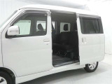 【パワースライドドア】パワースライドドア付きだから、狭い駐車スペースなどでの 乗り降りラクラク!小さなお子さまのいるご家庭には嬉しい装備。