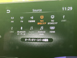 ラジオやテレビ、USB、Bluetoothなど、画面から選べる音源が一覧で表示されます。使いたい項目を見つけやすく、日々の移動時間に合わせて選択できる装備です。