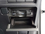 運転席お膝元にETCカード挿入口がございます。