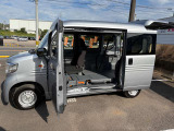 車の左側はセンターピラーレスで大開口します!これによって、荷室へのアクセスが向上します!ピラーの機能は助手席ドアとスライドドアに内蔵し、高い衝突安全性能も確保しています!