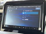オーディオソースの一覧が表示され、FMやBluetooth Audioなどを画面から選べます。聴きたい音源を確認しながら切り替えられるため、日常の移動中も使いやすい装備です。