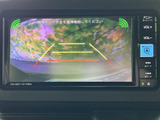 後方の様子を画面で確認でき、駐車時や車庫入れの際に周囲を把握するのに役立ちます。ガイド表示もあり、車両後方の位置を確認しながら操作できます。