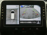 全周囲カメラで、クルマを上空から見下ろしているかのような映像を映し出します。周囲の状況がひと目でわかります!
