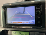 リバースギアに入れるだけで後方の表示へ切り替わります。夜間や雨の日の駐車も楽になりますよ。