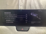 カメラが車線を認識してはみ出しそうになるとステアリングアシストが介入するレーン・キープ・アシストシステムを装備しております。お好みで作動・非作動の設定も可能です。