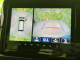 後方の映像に加え、車両周囲を上から見た表示も確認できる画面です。駐車時に周囲との位置関係や進路の目安をつかみやすく、狭い場所での車庫入れや切り返しをサポートします。