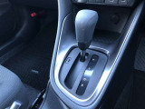 操作しやすいATシフトです。 シフトチェンジを気にしなくていいので運転だけに集中できますね。 自然と手に届くところにある、手になじむ形状のシフトノブがいいですね。