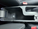深さがあり手荷物をすっきりと収容できるボックスです。内部には12Vの電源ソケットも親切に完備しています。