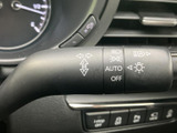 レバーには操作位置を示す表示がまとまり、運転席から確認しやすい配置です。周辺には複数の操作項目が備わり、必要な設定を把握しながら運転できます。