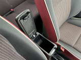 運転席と助手席の間にはアームレストを兼ねた収納スペースも設けられています。