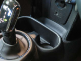 ある程度の深さがあり、標準的なサイズのペットボトルや缶コーヒーを入れても、コーナリング中に飛び出す心配がほとんどありません。 運転の邪魔にならない位置にあり、スムーズに飲み物の出し入れができます!