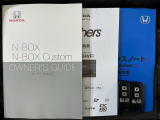 スマートキーは鍵をバッグに入れたままでもドアロックの開閉やエンジンのON・OFFができます。夜間や雨の日も鍵を探さなくて良いので便利です。