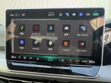 「Discover」。12.9インチの大型タッチスクリーンを採用した最新インフォテイメントシステム。直感的な操作と見やすさが向上し、エアコンや音量もスムーズに操作できます。