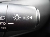 【ハイビームアシスト】先行車または対向車の有無や周辺の明るさなどに応じて、ヘッドライトのハイビーム(上向き)とロービーム(下向き)を自動で切り替えます。