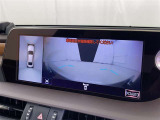 パノラミックビューモニターを装備。駐車場や交差点でクルマを真上から見るように周囲を確認できます。機能の詳細は販売店スタッフまでおたずねください。
