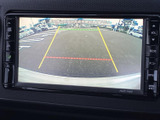 画面には車両後方の様子とガイド線が表示され、駐車時に周囲との位置関係を確認しやすくなります。バックする際の目安として活用でき、駐車を落ち着いて進められます。