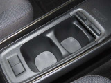 センターコンソールにカップホルダーを装備しております。