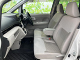 前方から側面まで視界が広がり、運転席・助手席それぞれで周囲を確認しやすい室内です。明るい色合いのシートに肘掛けも備わり、前席でゆったりと過ごしたい方にもおすすめできます。