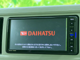 大きな画面と周囲のボタンで、表示や音量の確認がしやすいナビ・オーディオです。目的地設定や音楽選びなど、日々の移動を支える装備として便利にお使いいただけます。