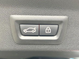 ●電動リアゲート:ワンタッチでリアゲートの開閉ができ、荷物などで両手が塞がっている状態でも簡単に開閉ができる便利機能です。