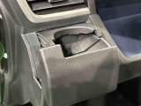 回転式カップホルダー(助手席)も角型パック,ペットボトルなどの丸型に対応。閉じればスマートフォン立てにも使用できます。