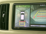 後方の映像に加え、車両を上から見た表示やガイド線も確認できます。駐車時に周囲との位置関係を把握しやすく、後退操作を落ち着いて行いたい場面で便利です。