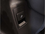 【ルームミラー一体型ETC車載器】ルームミラーの裏側に目立たない様に配置されたETCカード挿入口。スタイリッシュ且つ機能的なものとなっております。