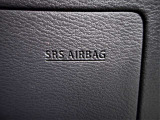 運転者の膝を守るSRSニーエアバッグを備えています。