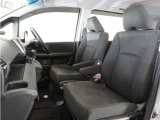 ◆運転席・助手席◆室内は、シートクリーニングや各部の徹底した清掃を実施し、消臭・除菌処理を行っています。しかも、全ての差上で天然成分の薬剤にこだわり安心・安全へも配慮しています。