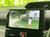 停車中に映像やテレビを楽しめる画面を備え、待ち時間も車内でゆったり過ごせます。見やすい位置に配置され、普段使いにも活躍する装備です。