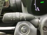 各操作位置が記号で表示され、レバーの設定を確認しやすい配置です。運転席から手の届く場所に備わり、天候や視界の変化に合わせた操作を行う際にも便利にお使いいただけます。