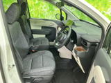 前席は座面と背もたれにゆとりが感じられ、落ち着いて過ごせる室内です。運転席からの見通しにも配慮された配置で、明るい色合いが清潔感を添えています。