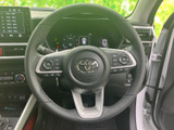 手元にスイッチ類がまとまり、運転姿勢を保ちながら必要な操作へアクセスしやすい構成です。メーターの確認もしやすく、日常の移動から長距離まで運転に集中しやすい環境です。