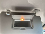 サンバイザーには便利なバニティミラーが装備されています。