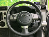 手元にスイッチ類を備えたステアリングで、前方を意識しながら車内機能を扱いやすい仕様です。握りやすさにも配慮された形状で、毎日の運転をサポートします。